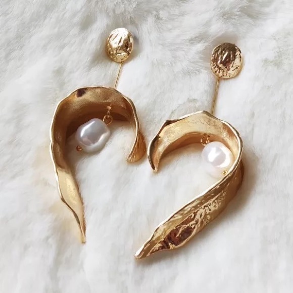 Zara Pearl Drop Leaf Gold Cocktail Trend “Pearl In A Raw” Earrings - Picture 5 of 12